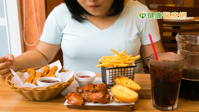 如何在週末停止暴飲暴食　打破迴圈記住5要訣