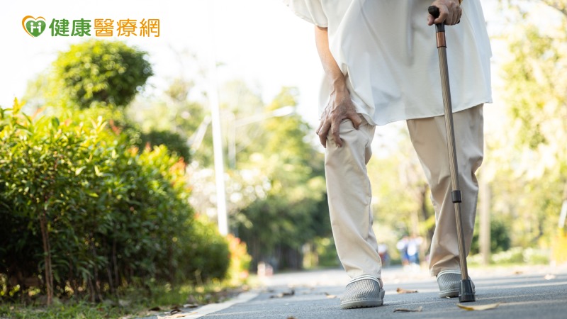 老了以後不吃肉,小心蛋白質攝取不足 50歲以上不能小看「骨質疏鬆」