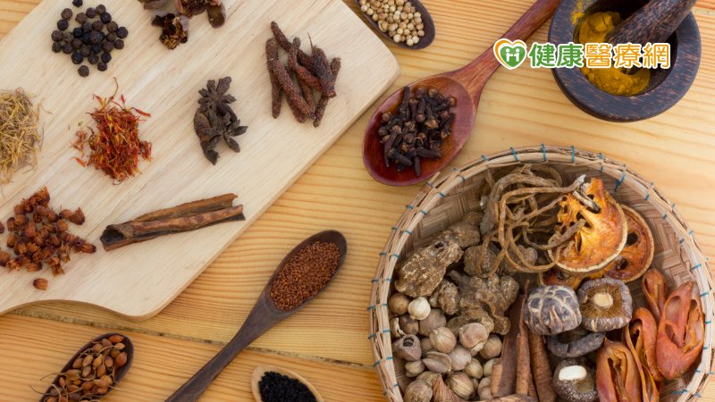 秋冬轉涼 中醫教你利用穴道按摩和食療調理