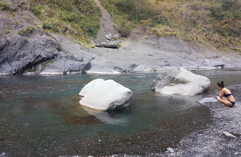 戶外咖一定要知道！全台７個野溪溫泉秘境，天然野溪泡湯好滿足