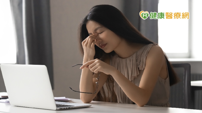 秋冬乾眼症找上門 熱毛巾敷眼減緩疲勞