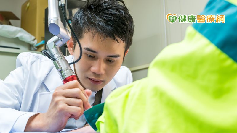 義診迷途學子懵懂印記　聖宜診所為孩子除刺青