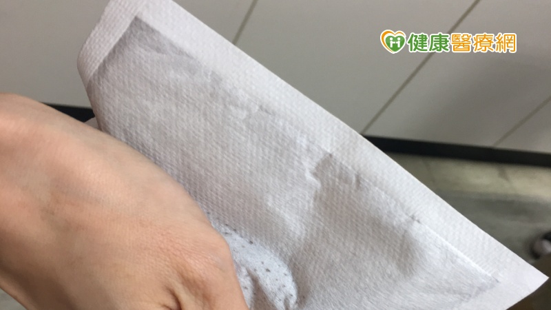 誤當調理包? 阿公將暖暖包拌麵吃