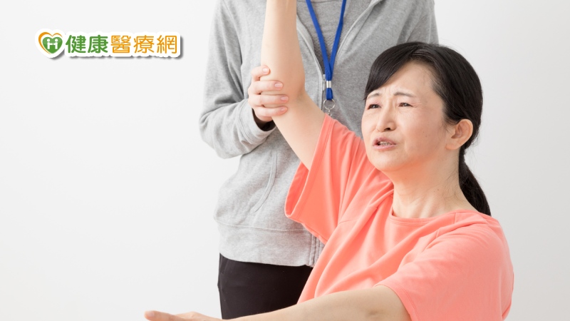 50歲後可能面對的毛病 肩膀關節卡卡舉不起來