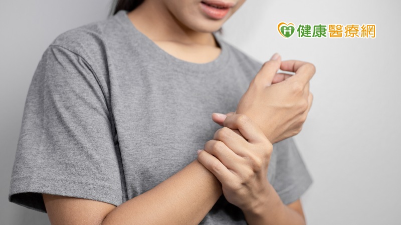 抱小孩抱到手腕痛　注意媽媽手不能做這件事！