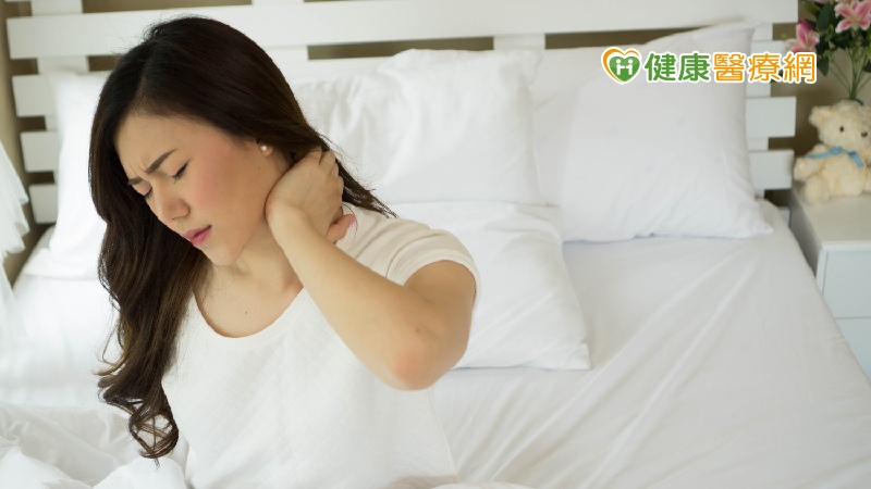 一覺起來脖子動彈不得 這類人最容易落枕