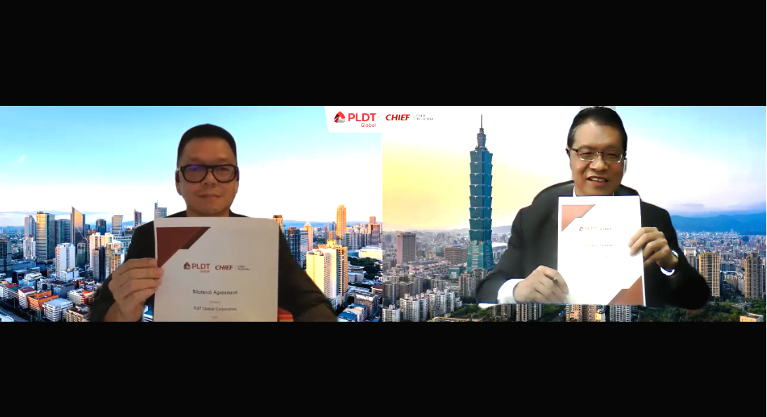 是方電信副總江文漢(右)與PLDT資深副總裁兼首席商務官Albert V. Villa-Real(左),代表雙方簽訂結盟合約。