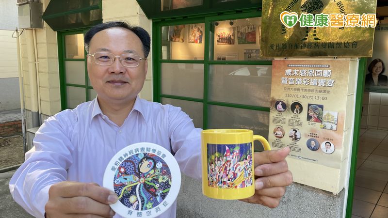 每10萬人僅2.4例! 罕病脊髓空洞症病友作畫抗病魔