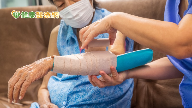 骨鬆性骨折該開刀還是保守治療? 骨科醫師解答