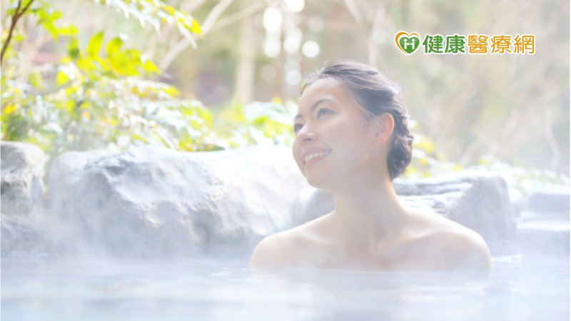 戴隱形眼鏡泡溫泉 小心誘發角膜潰傷