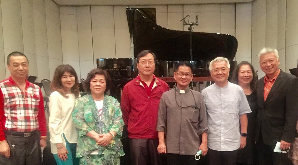 可能是 8 個人、大家站著和室內的圖像