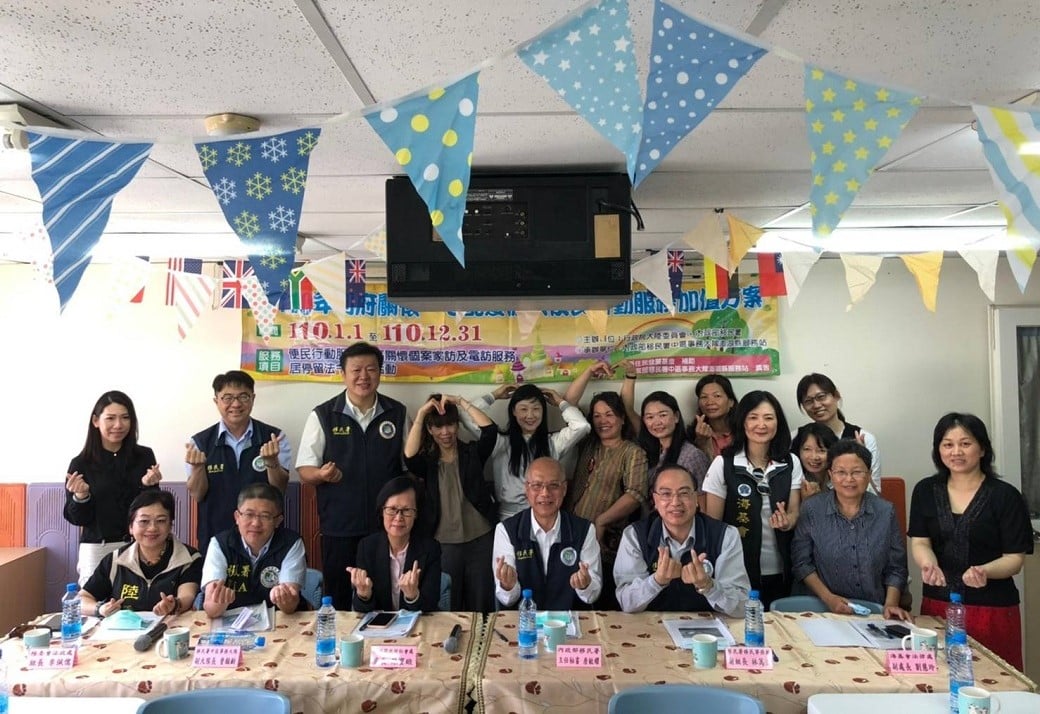 可能是 17 個人、大家站著和室內的圖像
