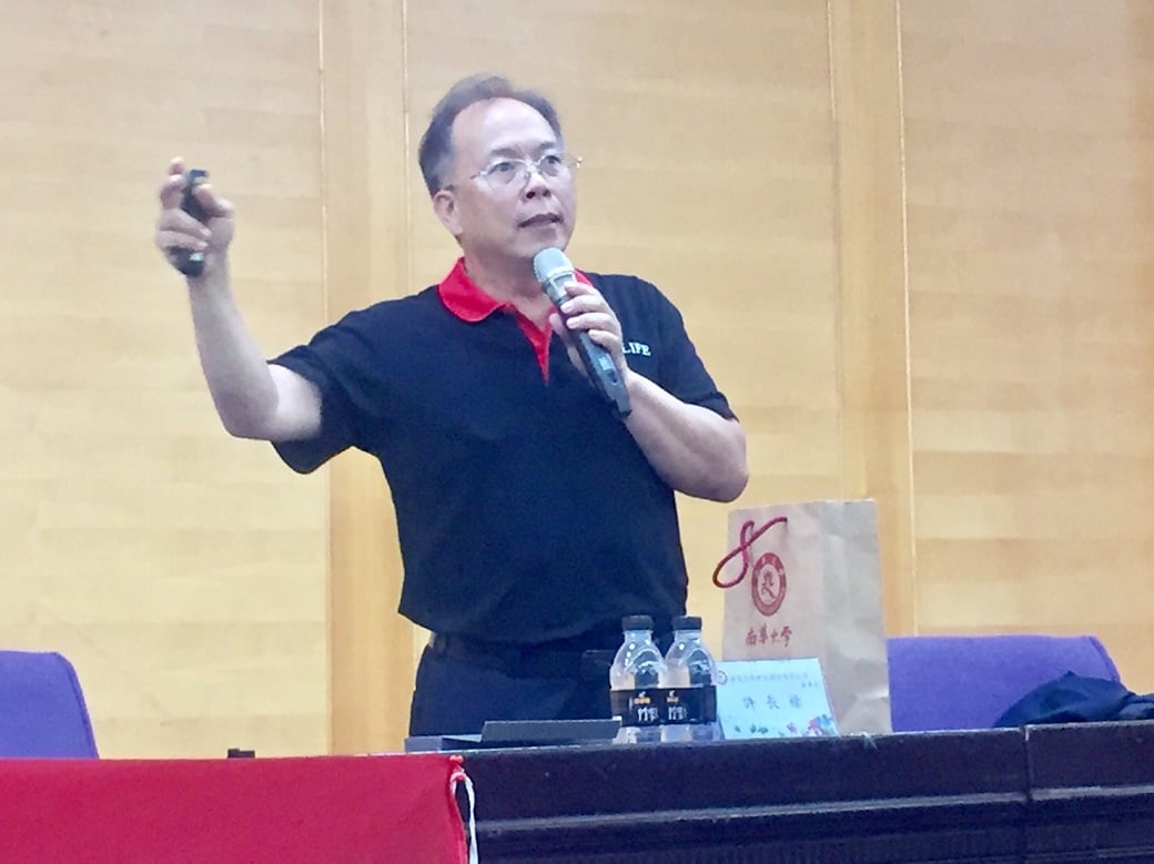 可能是 1 人、站立和室內的圖像