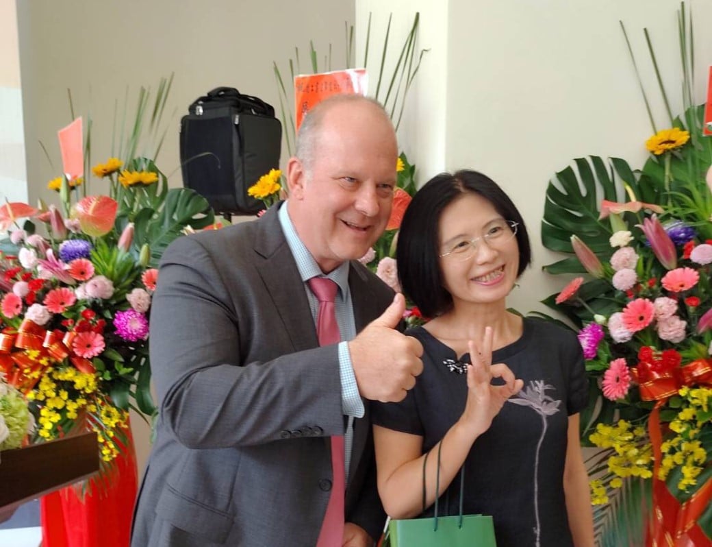 可能是 2 個人、大家站著和花的圖像