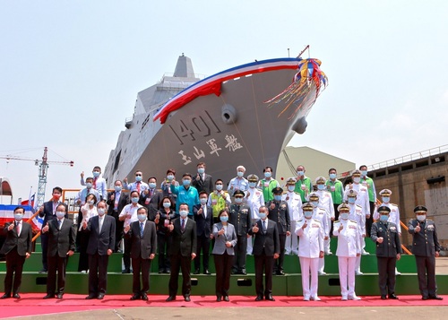 海軍新型兩棲船塢運輸艦命名暨下水典禮 總統命名「玉山軍艦」/波新聞