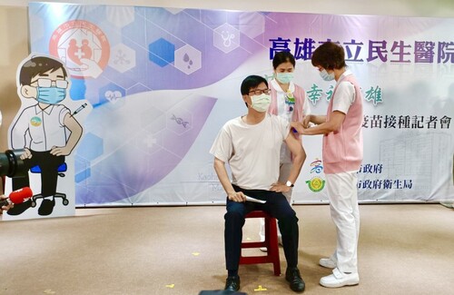 為維持防疫量能 陳其邁與高市防疫團隊順利完成AZ疫苗接種/波新聞
