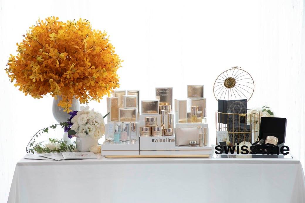 可能是花、室內和顯示的文字是「 swiss line swis 」的圖像