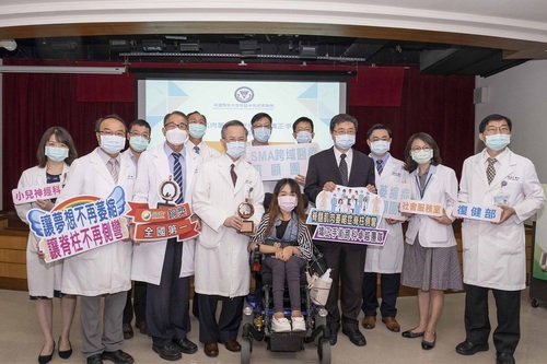 高醫脊髓肌肉萎縮症脊柱側彎矯正手術 跨科卓越團隊榮獲SNQ銅獎/波新聞