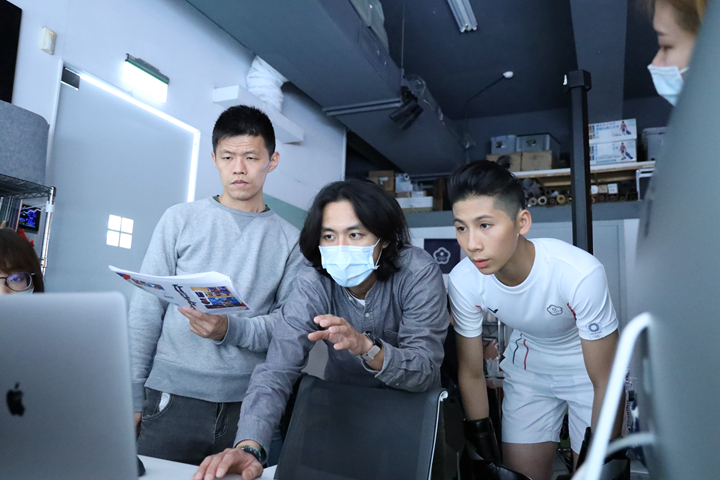 拳擊好手林郁婷於拍攝現場與攝影師討論拍攝細節。(圖片來源:中華奧會)