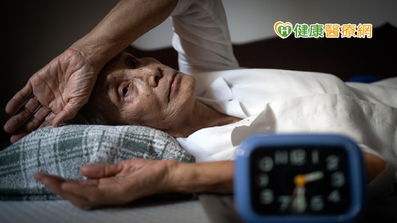 70歲奶奶失眠 中醫耳穴貼壓改善