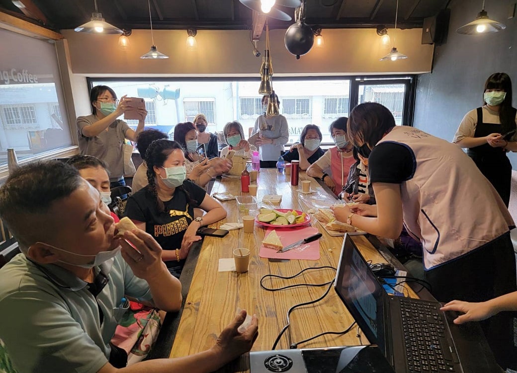 可能是 1 人、站立、坐著和室內的圖像