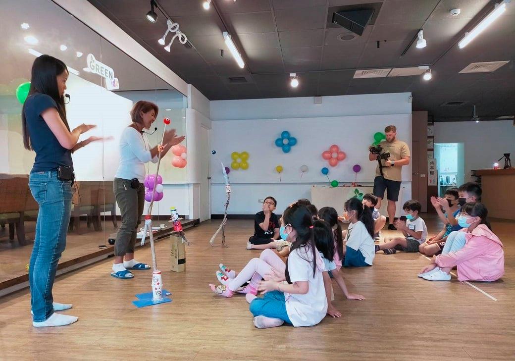 可能是小孩、站立和室內的圖像