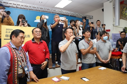 嘉義縣長翁章梁當拍賣官現場 喊出43萬高價賣出咖啡/波新聞