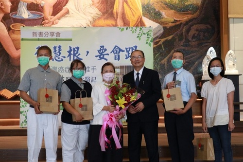 許文林簽書會    病友獻花感謝救一命救全家／波新聞