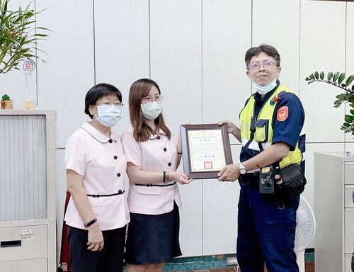 高雄廣澤郵局成功攔阻詐騙案    警方親頒感謝狀／波新聞