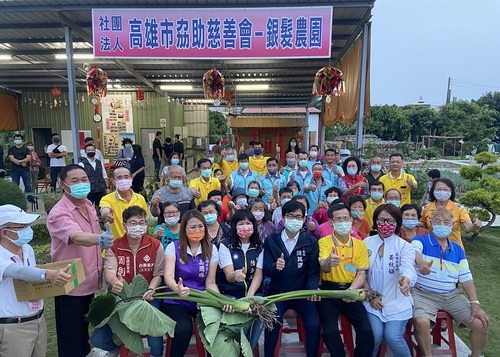 「芋」見幸福!鼓勵長輩參與活動! 陳其邁親訪銀髮農園 陪長輩拔芋頭/波新聞