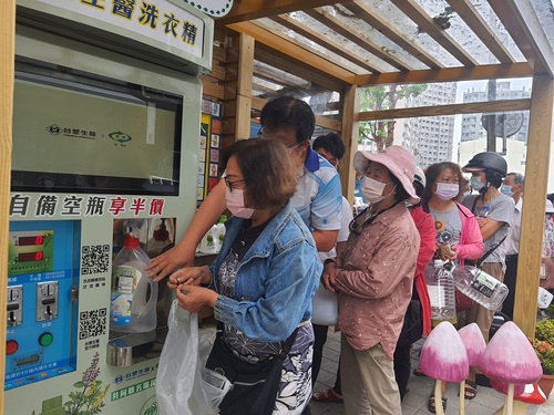 台南環保局自備容器補充洗衣精 /波新聞