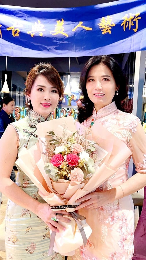 可能是 3 個人、大家站著和玫瑰的圖像