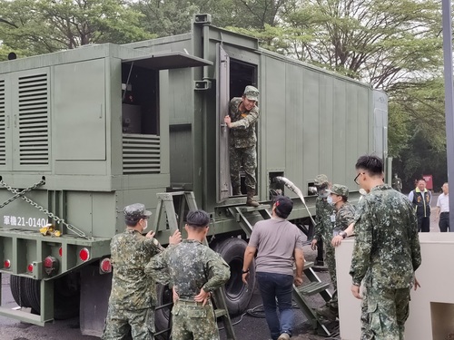 抗旱備戰!高市府協調國軍淨水車進駐本洲園區 提供工業用户使用,以協助產能運轉/波新聞