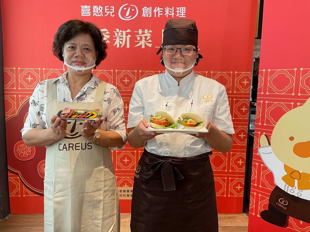 可能是 2 個人、大家站著和室內的圖像