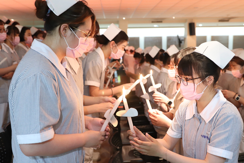 中華醫大護理系舉行加冠典禮 317位加冠生薪傳南丁格爾精神/波新聞