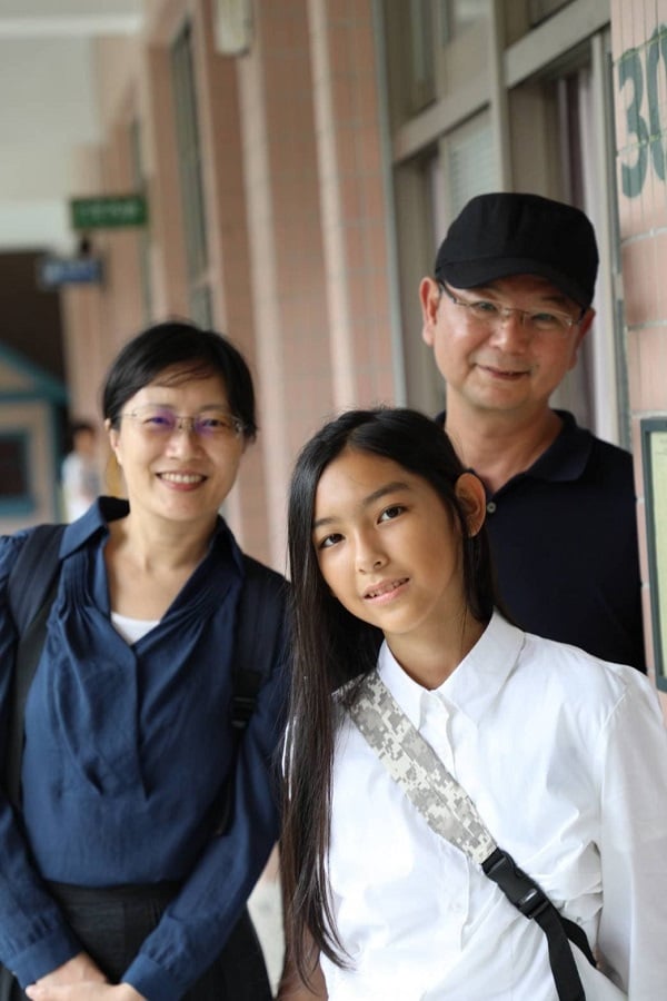 可能是 3 個人、大家站著和室內的圖像