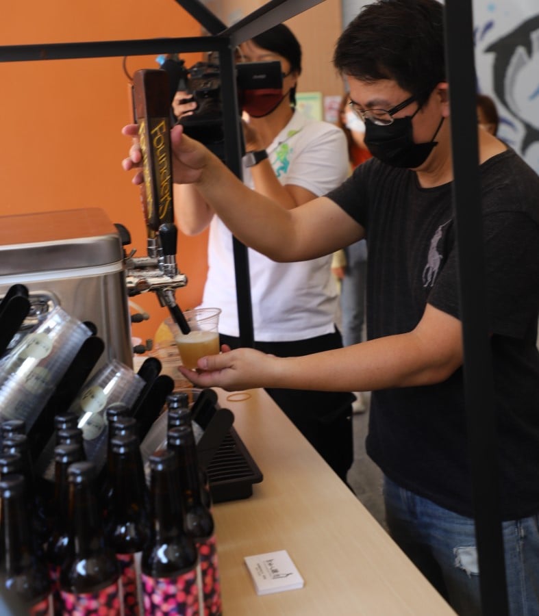 可能是一或多人、飲料和室內的圖像
