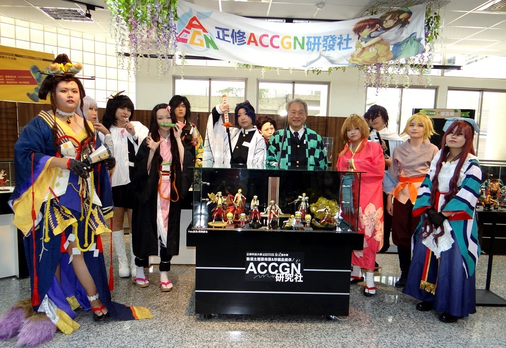 可能是 11 個人和大家站著的圖像