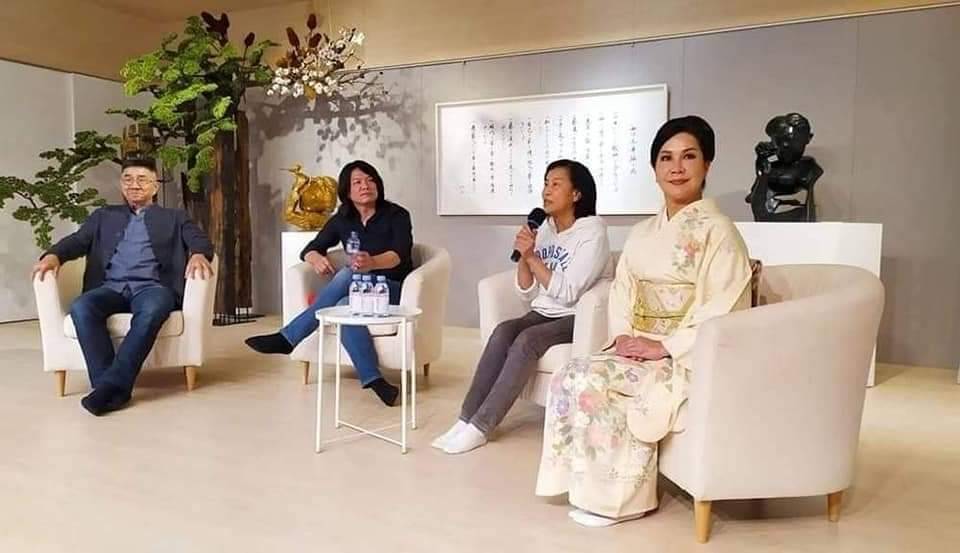 華巍藝術新聞總監賴慕芬(右二)