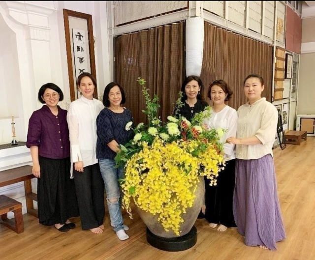 賴慕芬(左三)
