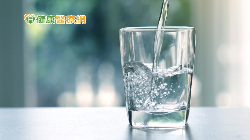 喝水擔心頻尿和夜尿 泌尿科醫師建議這麼喝