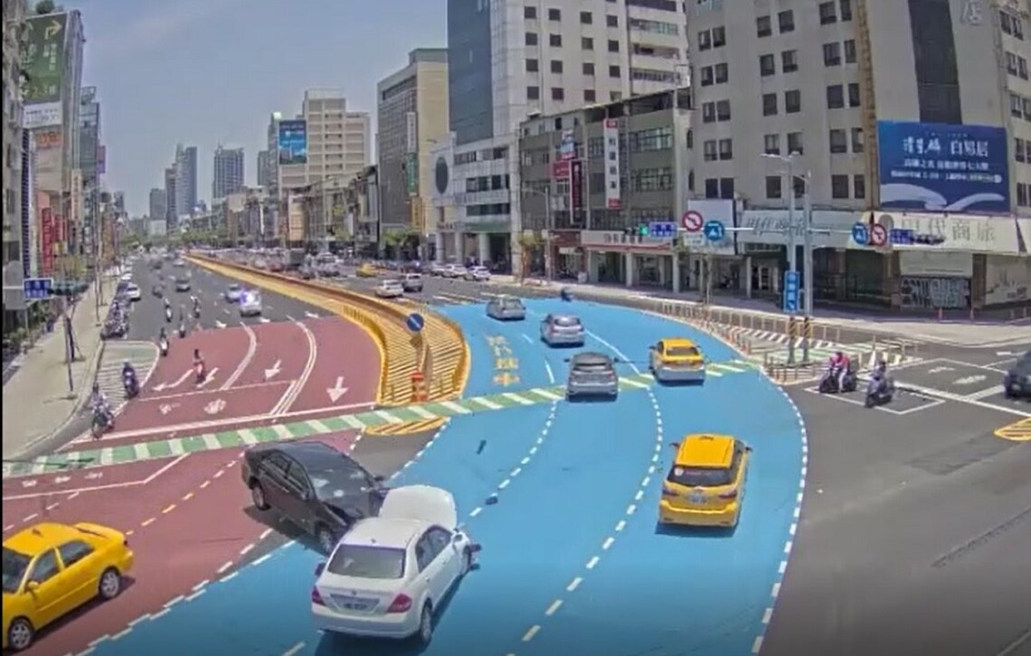 行經高雄車站站區道路請依速限行駛 以免發生交通事故/波新聞