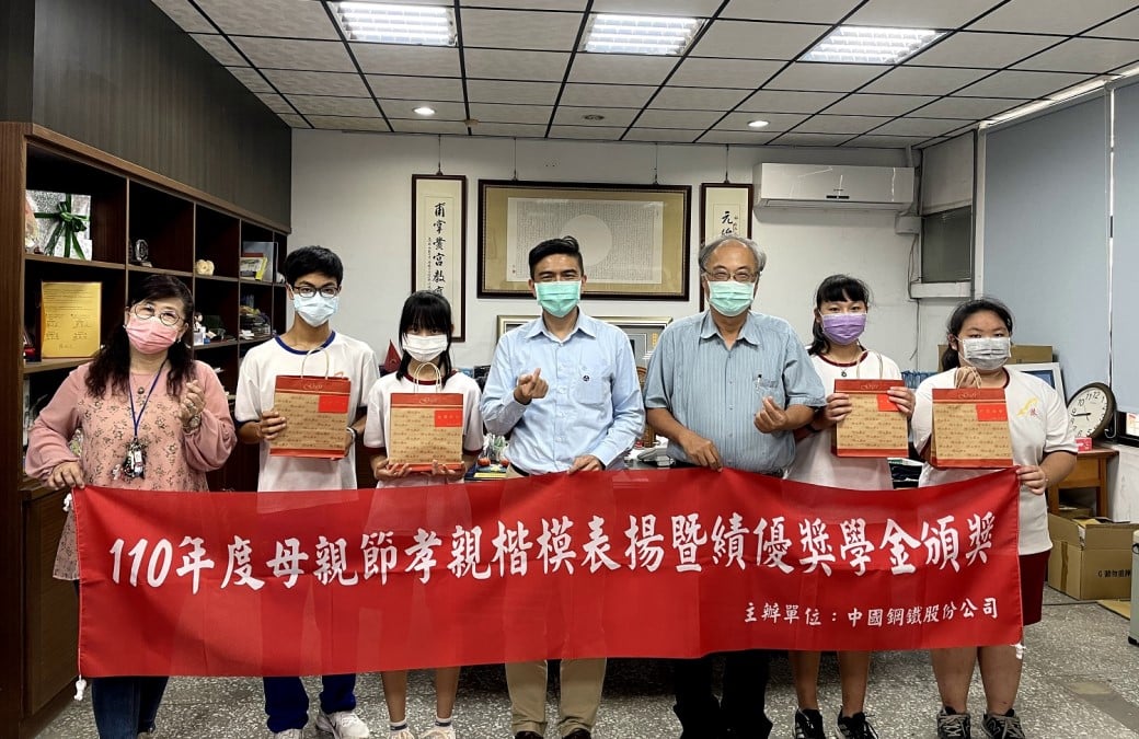 可能是 4 個人和大家站著的圖像