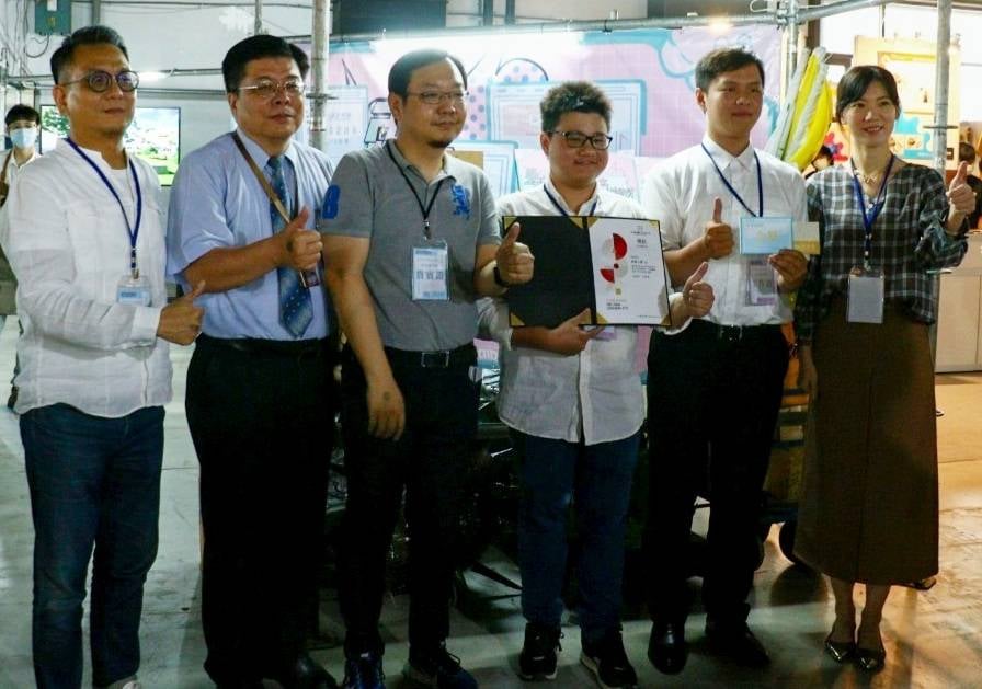 可能是 6 個人、大家站著和室內的圖像