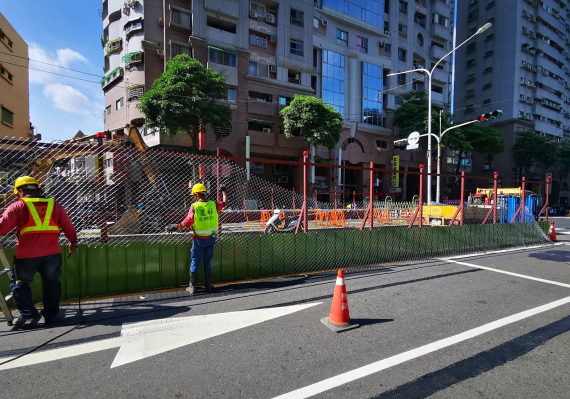 輕軌大順一路段工區路口兩側透空式圍籬施工作業    讓往來車輛視線更好／波新聞