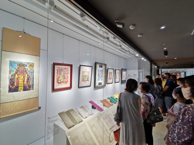 民眾參觀展出的版畫