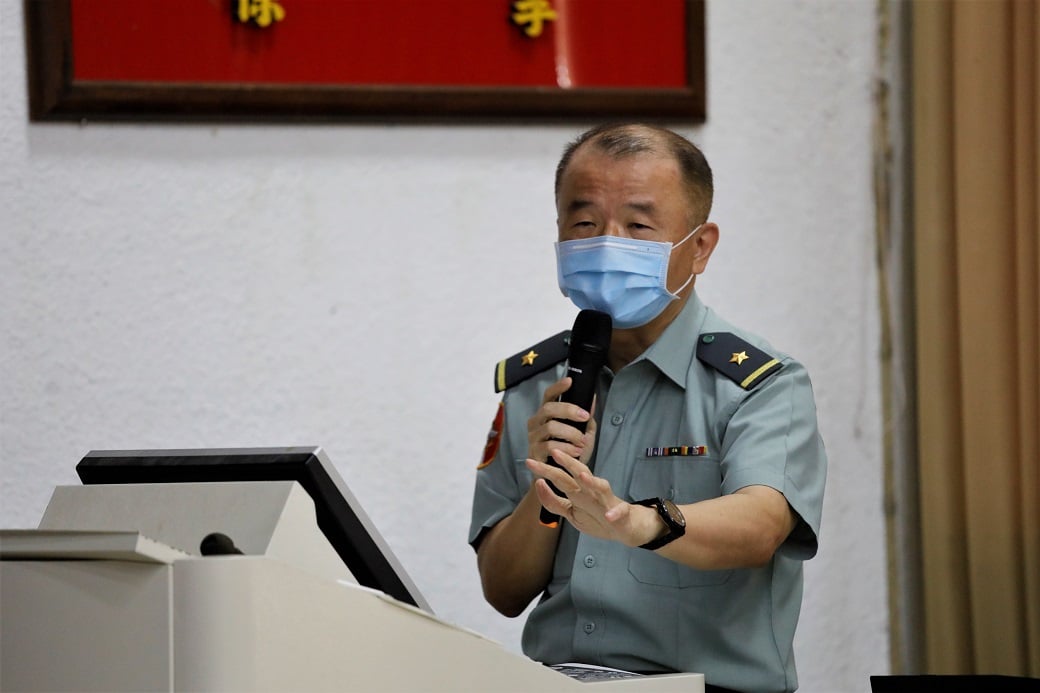 可能是一或多人、大家站著和室內的圖像