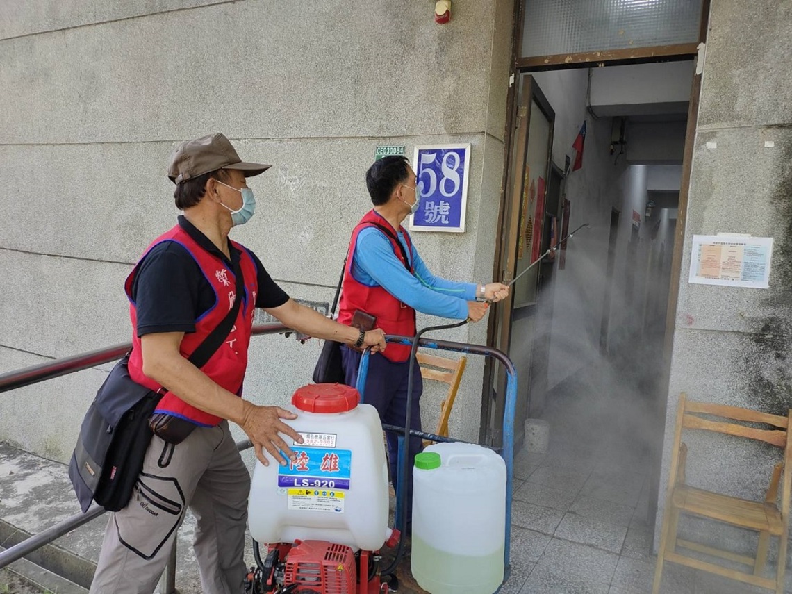 環境消毒 榮欣志工「罩」顧您我/波新聞