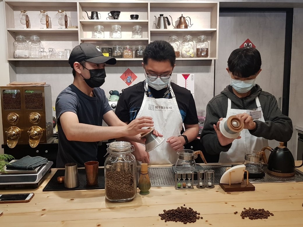 可能是站立和室內的圖像