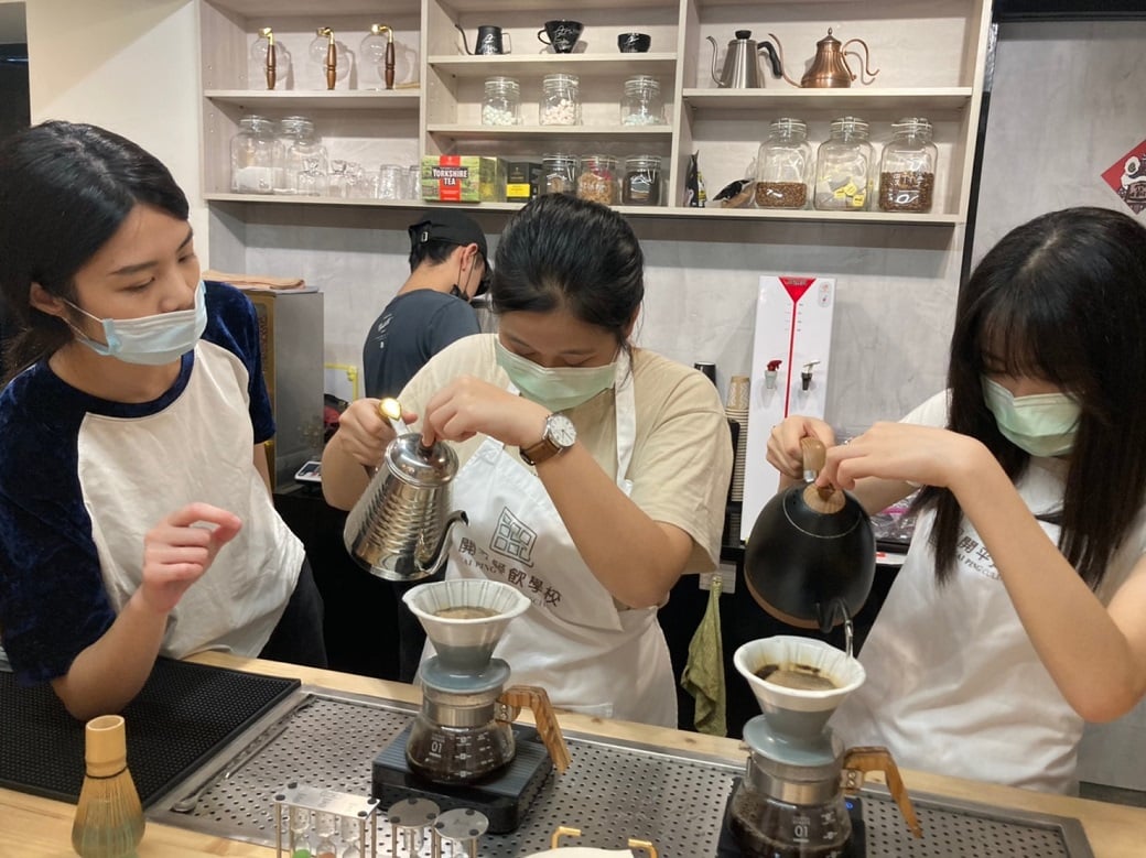 可能是站立和室內的圖像